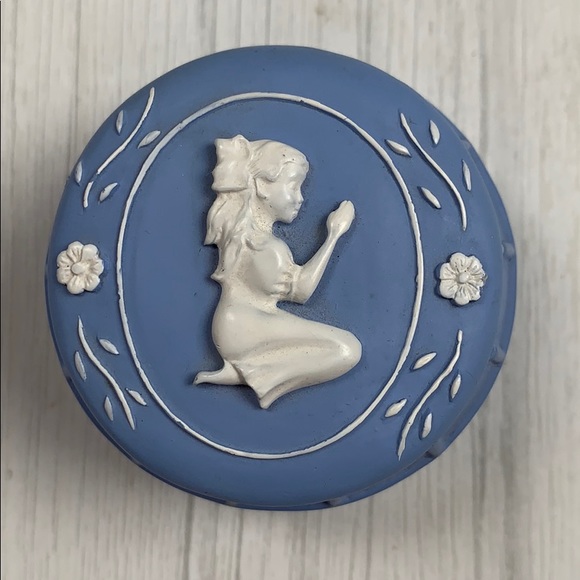 VTG darling wedgwood jasperware trinket box - Picture 2 of 4